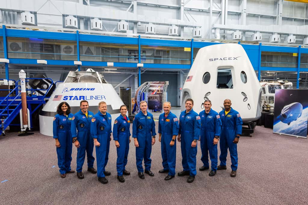  Au sein du corps des astronautes de la Nasa, un nouveau groupe de neuf personnes sélectionnées pour tester et voler à bord des véhicules spatiaux de Boeing et SpaceX (en arrière plan). © Nasa, Centre spatial Johnson