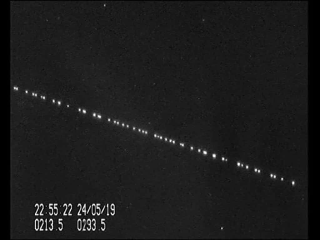 Les constellations Starlink se révèlent être problématiques pour les astronomes, en parasitant les prises de vue lors d'observations du ciel nocturne. © Marco Langbroek