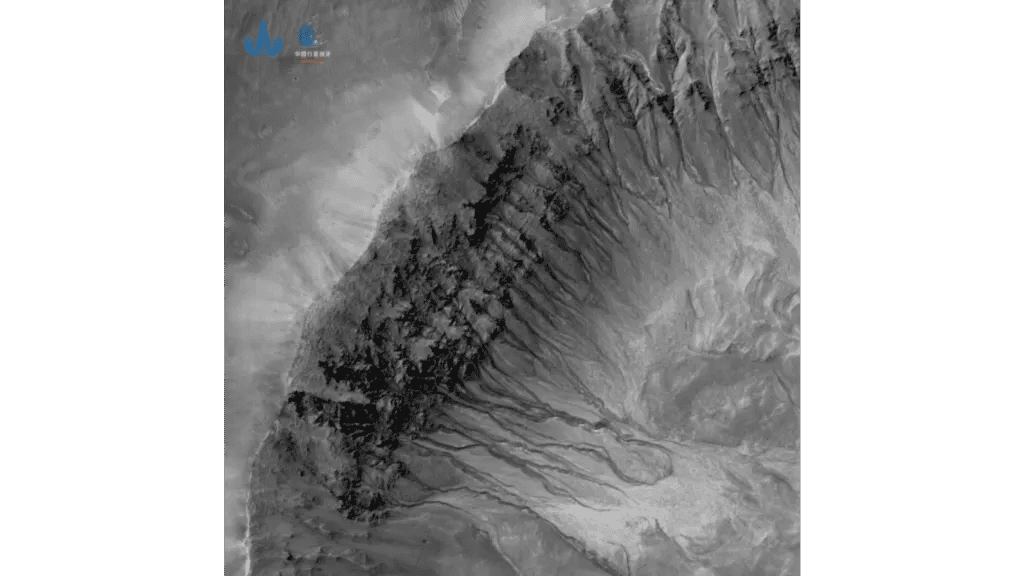 Image du cratère Triolet prise par la sonde Tianwen-1. © CNSA/Pec