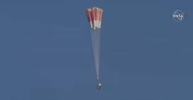 Déploiement des quatre parachutes à moins d'un kilomètre d'altitude. © Nasa