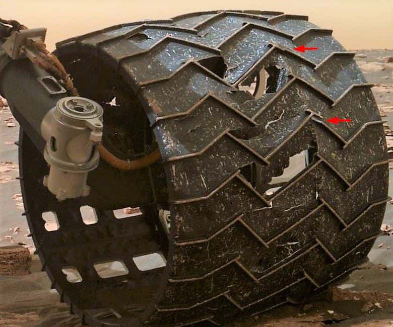 Tant que ça roule, on continue ! Même si ses roues sont pleines de trous, le rover Curiosity ne s'arrêtera pas. C'est reparti pour trois ans de plus ! © Nasa, JPL
