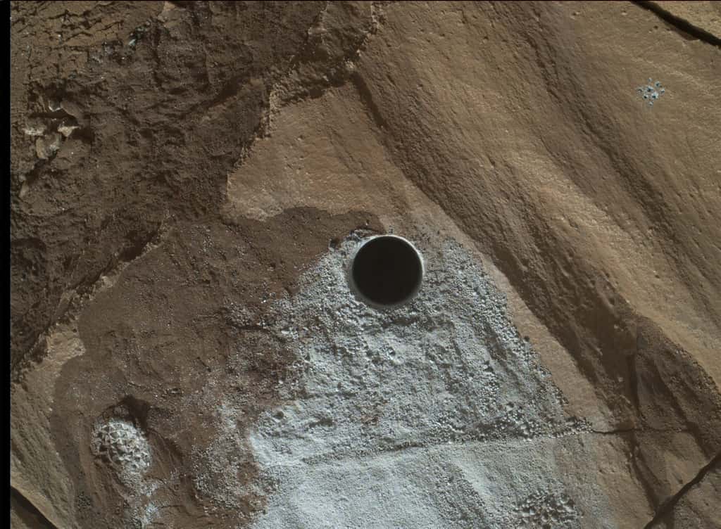 Dixième forage de Curiosity réalisé lors du sol 1.320 et photographié avec Malhi le lendemain. Son diamètre est de 1,6 cm et sa profondeur est de 6 cm. © Nasa, JPL, MSSS