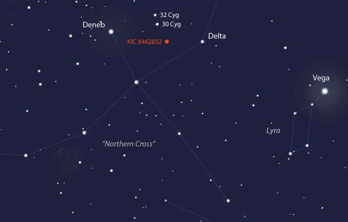 Position de <em>« la plus mystérieuse étoile de la Galaxie »</em>, KIC 8462852 <em>alias</em> « étoile de Tabby », dans la constellation du Cygne. Distante d’environ 1.500 années-lumière, elle est invisible à l’œil nu. Ses baisses de luminosité déroutent les astronomes qui ne savent pas encore interpréter le phénomène. © Stellaruim