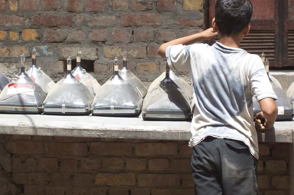 Récupération de matériaux sur des tubes cathodiques dont le verre est fortement enrichi en plomb (sa fusion est source de vapeur toxique de plomb, facteur de saturnisme), ici à New Delhi, en Inde. © Wikipédia, CC by-sa 2.0 de
