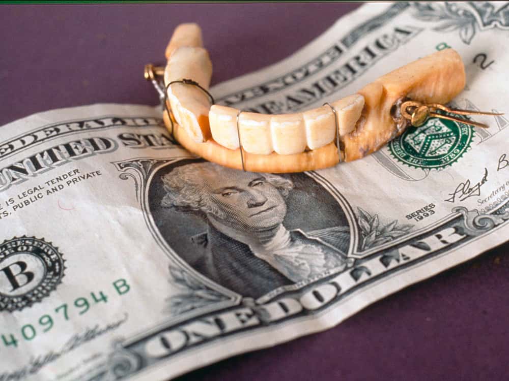 Dentier conçu par Greenwood pour George Washington à partir d'ivoire d'hippopotame. © <em>National Museum of Dentistry</em>