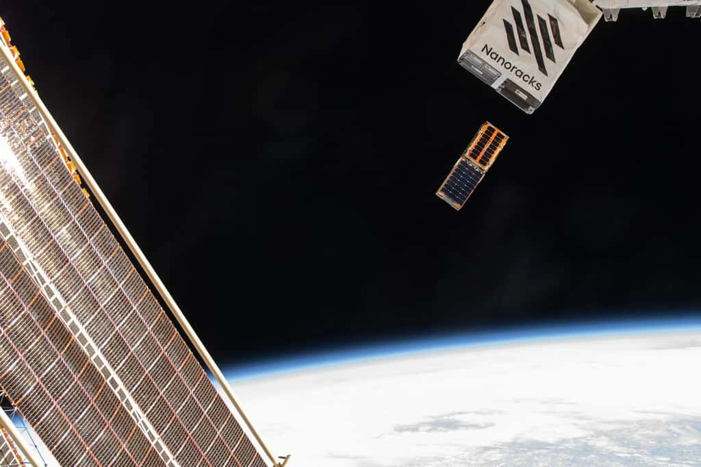 Déploiement de BurstCube et d'un autre cubesat 6U collé à lui au début (en orange) depuis l'ISS. © Nasa, Matthew Dominick