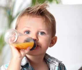 Les jeunes enfants peuvent se déshydrater rapidement. Il faut penser à leur donner régulièrement à boire. © Destination Santé, Phovoir