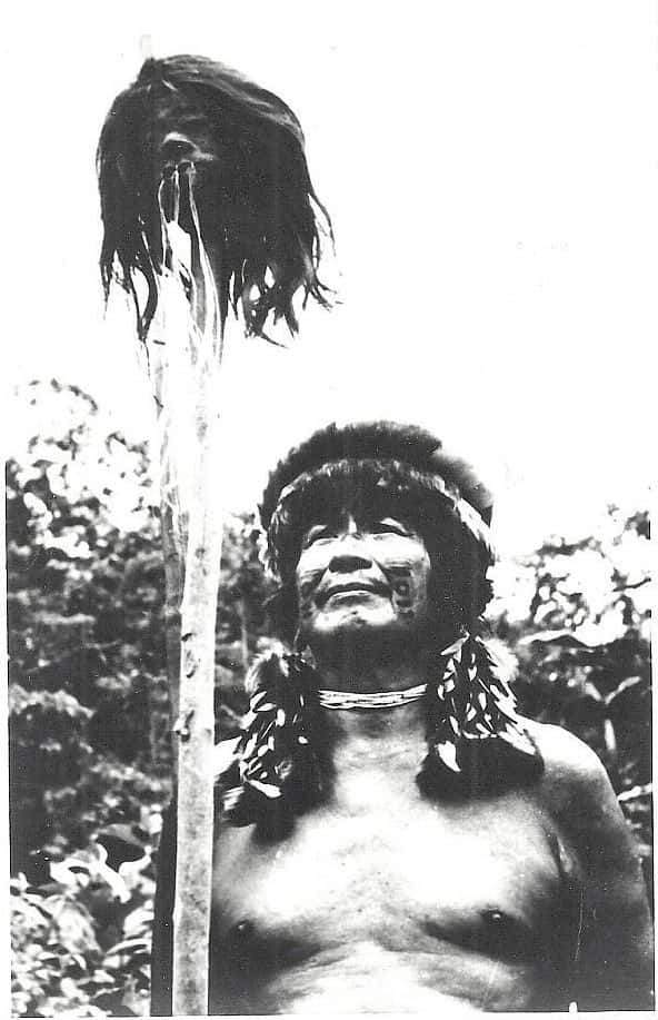 Un chasseur de tête shuar présentant fièrement sa <em>tsantsa</em>. © <em>Colección Biblioteca Abya Yala</em>