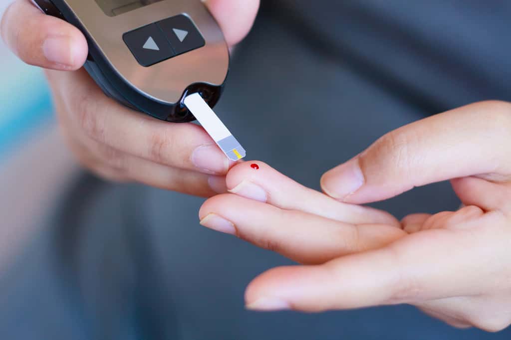 Un diabétique mesurant son taux de glucose sanguin. © Priman Khrutmuang, Fotolia