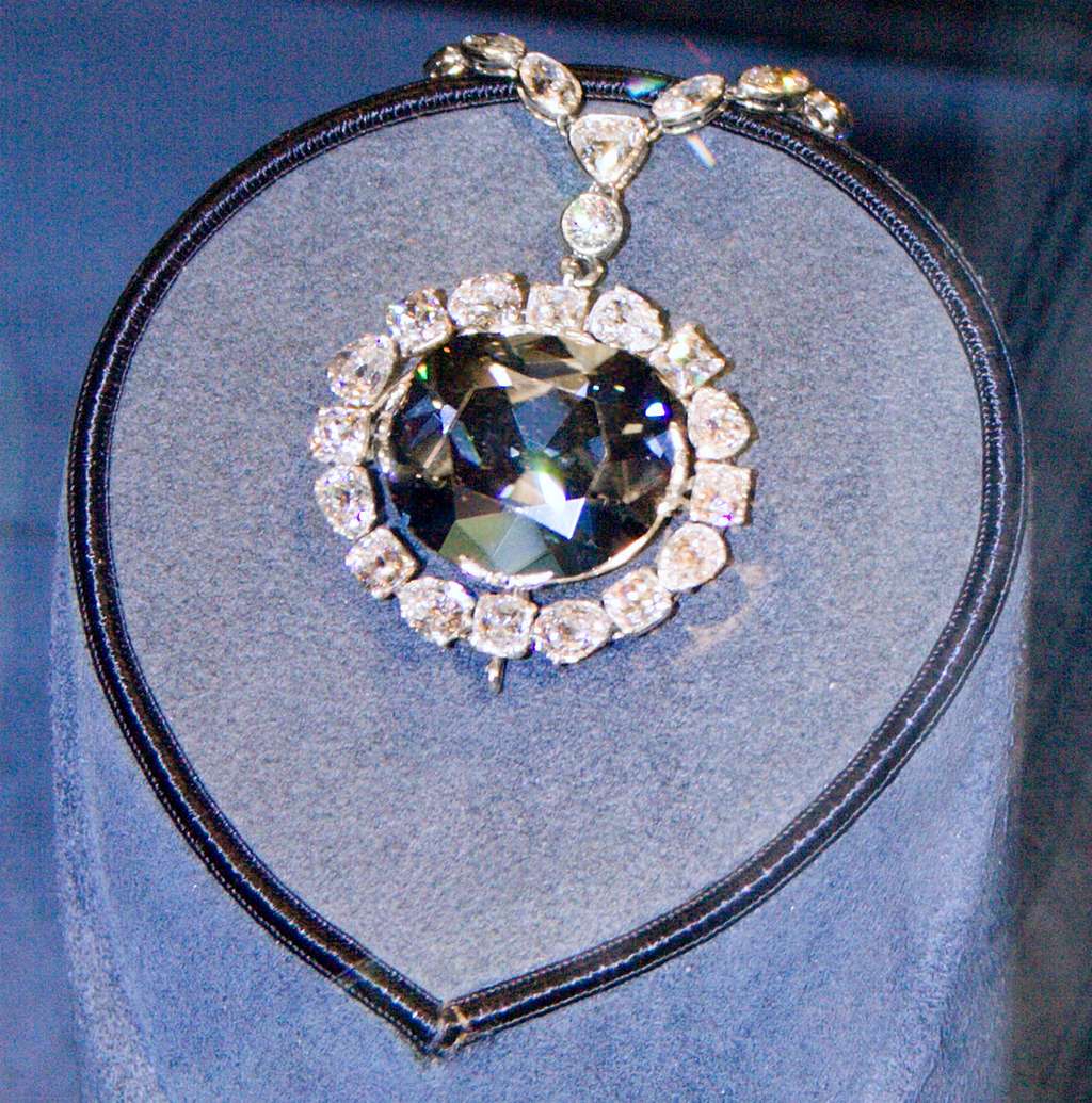 Hope, le diamant bleu, a la réputation d’être maudit. Il présente surtout une étonnante phosphorescence rouge. © David Bjorgen, Wikipedia, CC by-SA 3.0