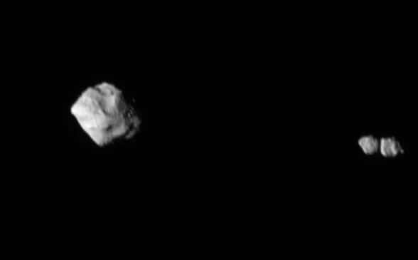 La lune de <em>Dinky</em> est en fait un corps binaire dont les deux parties se touchent ! C'est la première fois qu'on en observe un de si près. L'image a été prise par la caméra grand-champ L'LORRI. © Nasa, Goddard, SwRI, Johns Hopkins APL