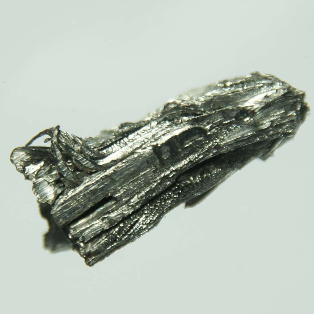 Le dysprosium est un métal peu connu, mais largement utilisé depuis quelque temps. Il fait partie des terres rares, comme l'ytterbium. © images-of-elements.com, cc by 3.0