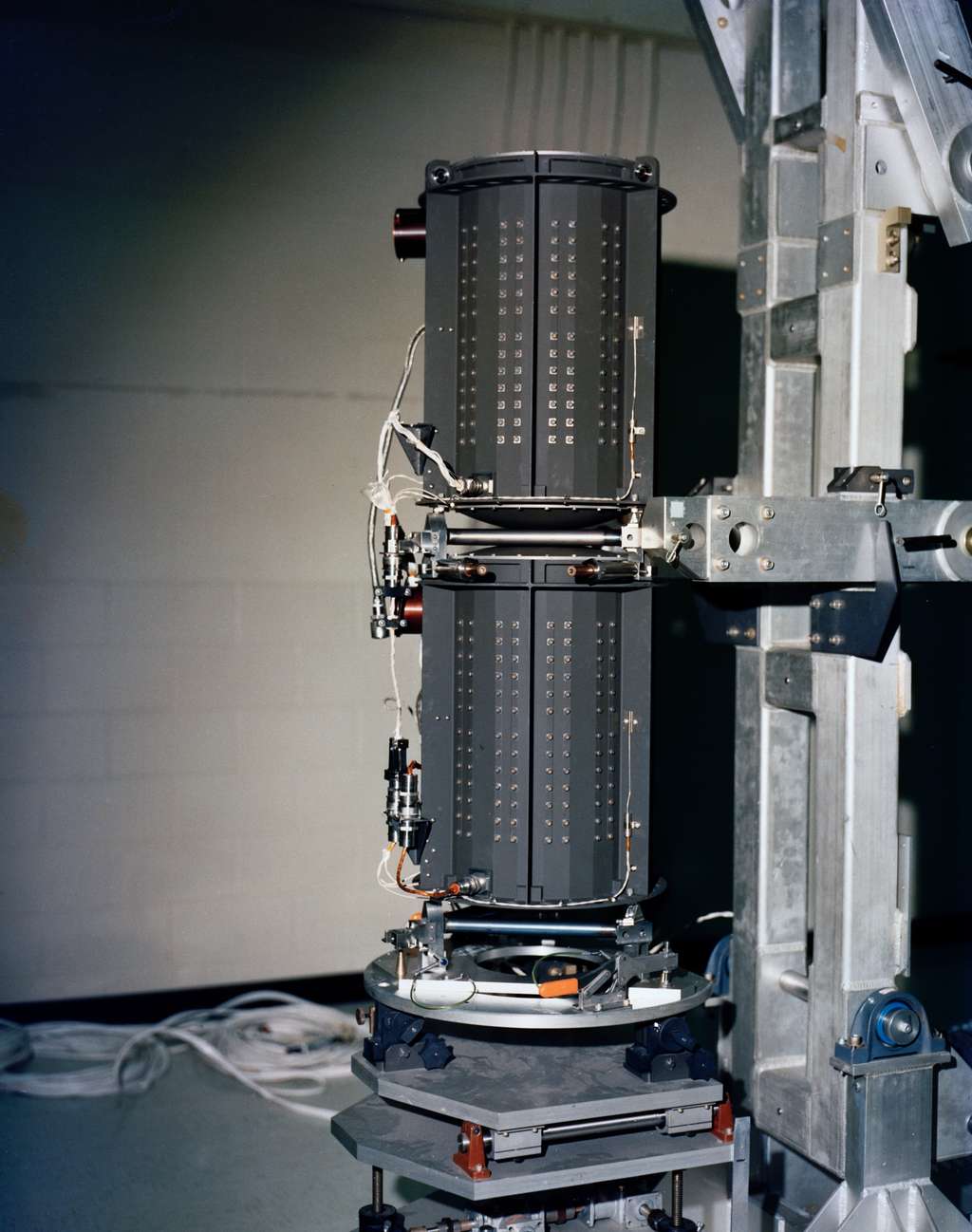 Un des trois RTG de Voyager 2, qui produit de l'électricité à partir de la chaleur générée par la désintégration de l'uranium-238 à l'intérieur. © Nasa, JPL-Caltech