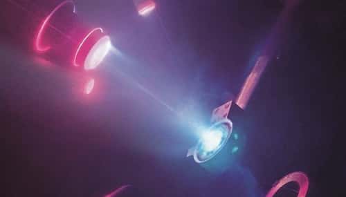 Pour prouver par l’expérience l’existence de l’eau superionique, les chercheurs ont fait appel à un choc laser pour recréer des conditions de température et de pression extrêmes. © M. Millot, E. Kowaluk, J. Wickboldt, LLNL, LLE, NIF