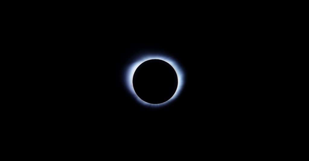 La phase totale — et uniquement la phase totale — d’une éclipse de Soleil peut être observée directement à l’œil nu, sans protection. © Cai Carney, Unsplash