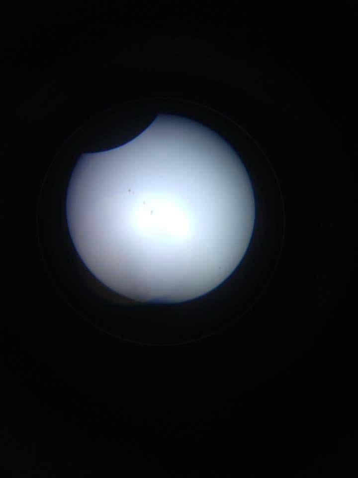 Cette image de l'éclipse du Soleil survenue le 21 août a été réalisée par un de nos lecteurs. Elle n'offre pas un grand luxe de détails mais montre tout de même un groupe de taches, au centre. Pourtant, elle a été acquise avec un iPhone 5 depuis la ville de Sherbrooke au sud du Québec. Elle a été prise directement sur l’oculaire avec un télescope de marque Bushnell, diamètre 110 mm de type Newton, oculaire 20 mm et filtre solaire aluminisé en Mylar. © Daniel Deak