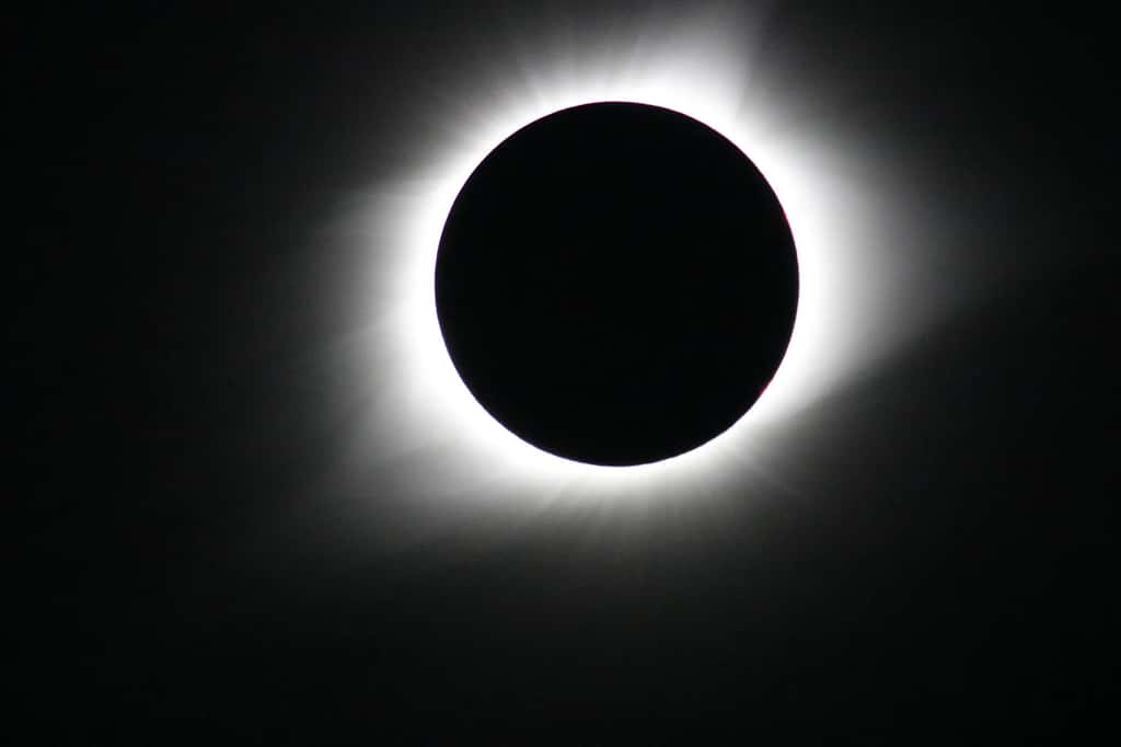 Photographie de l'éclipse solaire totale de 2017, permettant d'admirer la couronne encerclant l'astre. © Nasa, Gopalswamy