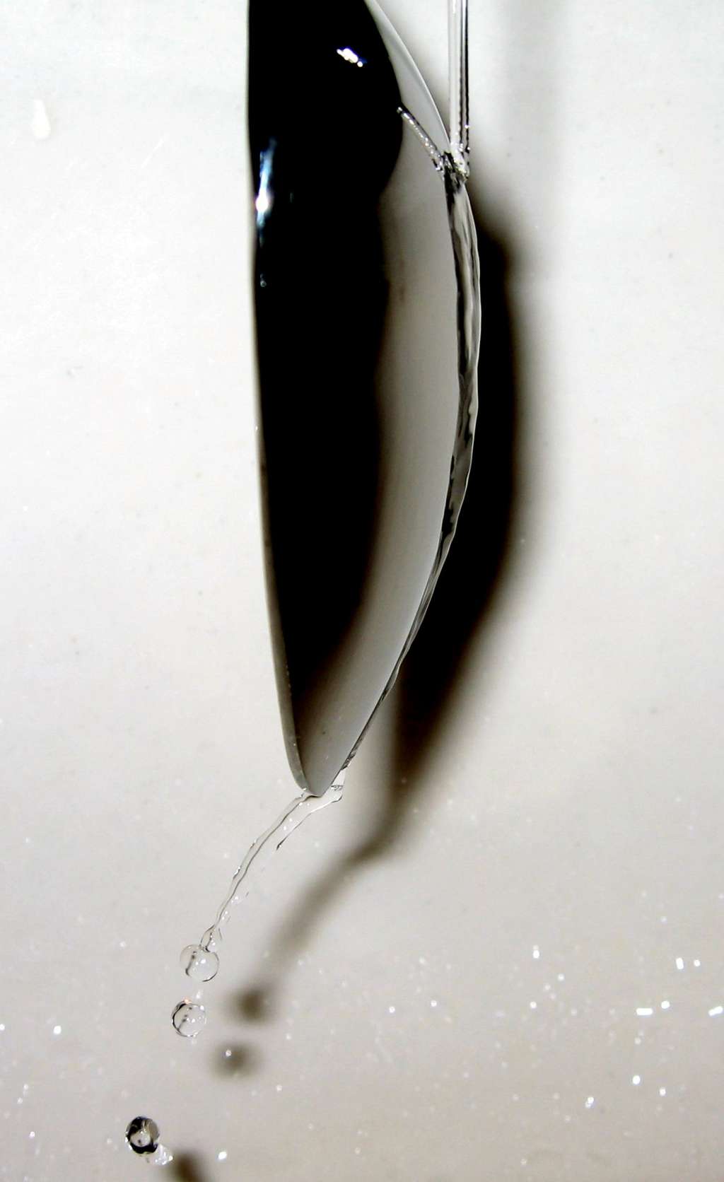 Sous l’effet Coanda, lorsqu’un filet d’eau effleure une cuillère, il a tendance à venir s’y coller au lieu de poursuivre son écoulement en ligne droite. © Axda0002, Wikipédia, CC by-sa 2.5