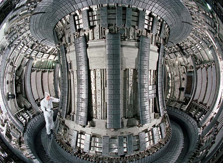 Les parois de la chambre à vide du réacteur de fusion britannique baptisé Jet pour <em>Joint European Torus</em> — littéralement, le Tore commun européen — sont constituées de métaux particulièrement résistants. Pourtant, un faisceau d’électrons découplés peut réussir à les faire fondre. © Eurofusion, CC by 3.0
