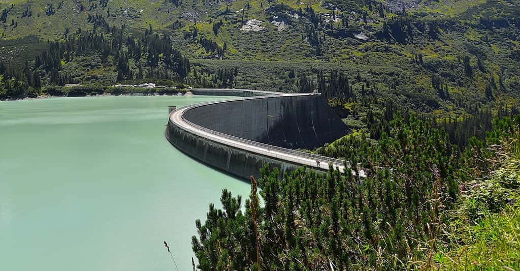 Les barrages permettent de produire de l’électricité à partir de la force de l’eau. © HOerwin56, Pixabay, CC0 Creative Commons