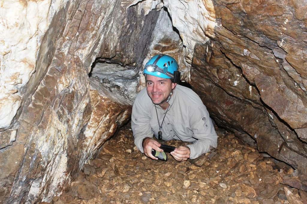 Éric Roberts en train de ramper dans l’une des grottes de <em>Rising Star</em> en direction de la cavité Dinaledi. © <em>James Cook University</em>