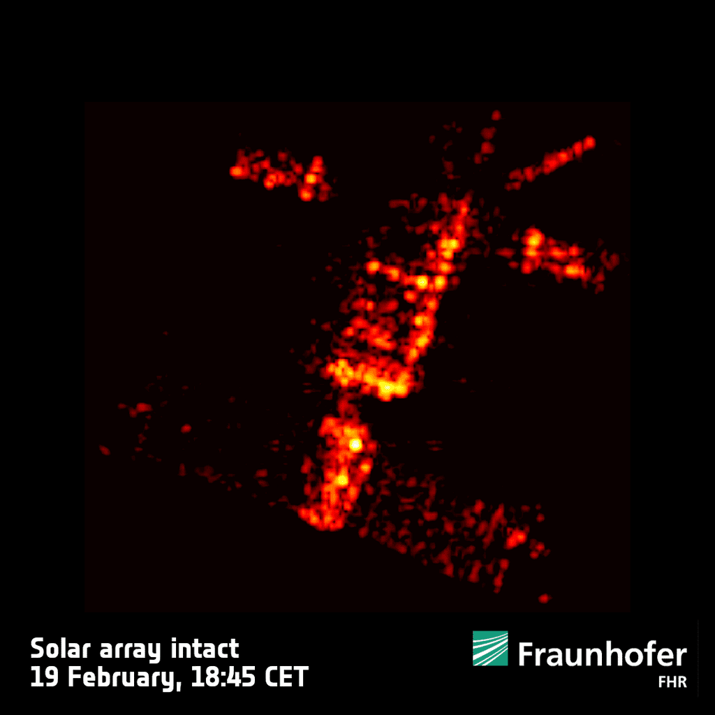 Images d'ERS-2 descendant progressivement dans notre ciel. Sa progression rapide dans l'air affaiblit les matériaux. Un panneau solaire s'est plié. © Fraunhofer FHR