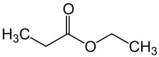 Le propanoate d’éthyle. On reconnaît la structure de l’acide propanoïque à gauche, attaché à celle de l’éthanol à droite. © <em>Wikimedia Commons</em>
