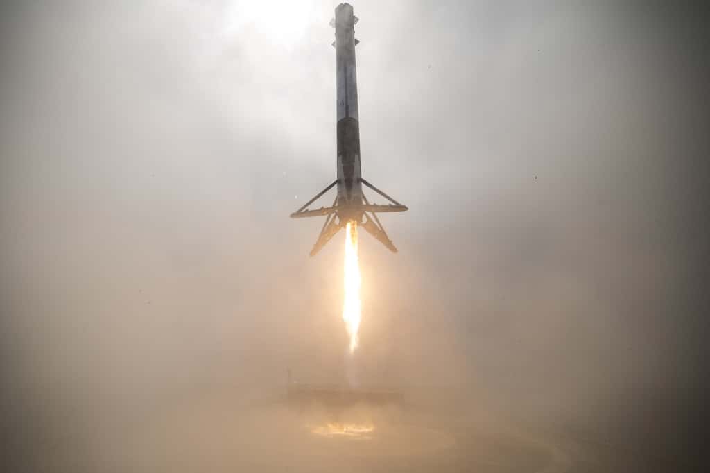Un étage principal du Falcon 9 de retour de mission, après avoir lancer un satellite. © SpaceX