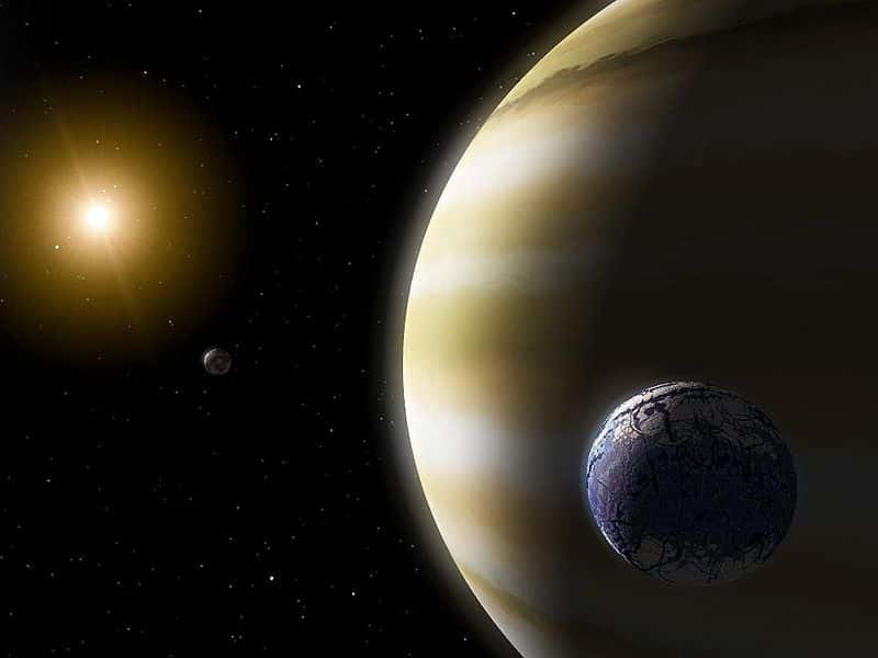 Une vue d'artiste d'une exolune habitable orbitant autour d'une exoplanète géante. Celle qui a peut-être été détectée par les astronomes ne serait en revanche pas éclairée par la lumière d'un soleil. Elle orbiterait autour d'une exoplanète nomade. © Nasa