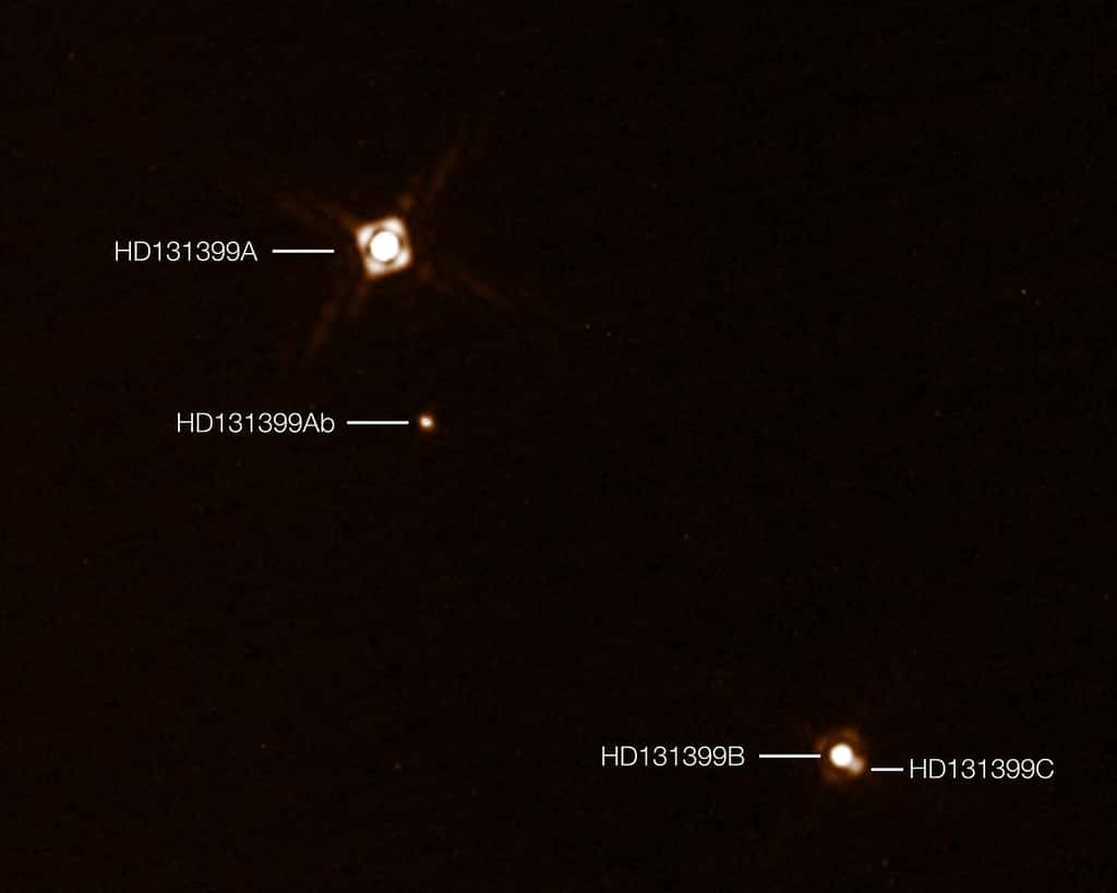 Sur cette image composite annotée figure l'exoplanète HD 131399Ab récemment découverte au sein du système triple d'étoiles HD 131399. Cette image a été constituée à partir de deux images distinctes de Sphere représentant, pour l'une les trois étoiles et pour l'autre la planète de faible luminosité. Sur cette image, la planète apparaît plus brillante qu'elle ne l'est en réalité, comparée aux étoiles. © ESO, K. Wagner <em>et al.</em>