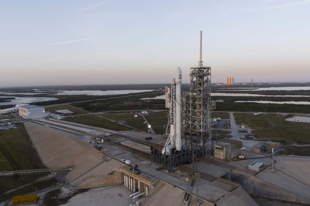 Le premier lanceur Falcon 9 réutilisé de SpaceX. Il est ici vu quelques heures avant son décollage sur son pas de tir du Centre spatial Kennedy de la Nasa. © SpaceX