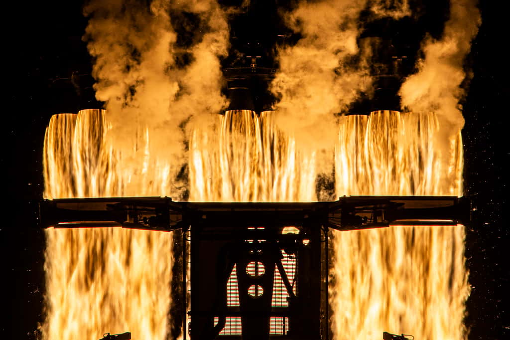 Overdose de flammes lors du décollage de la Falcon Heavy. 27 moteurs Merlin s'allument en même temps ! © SpaceX