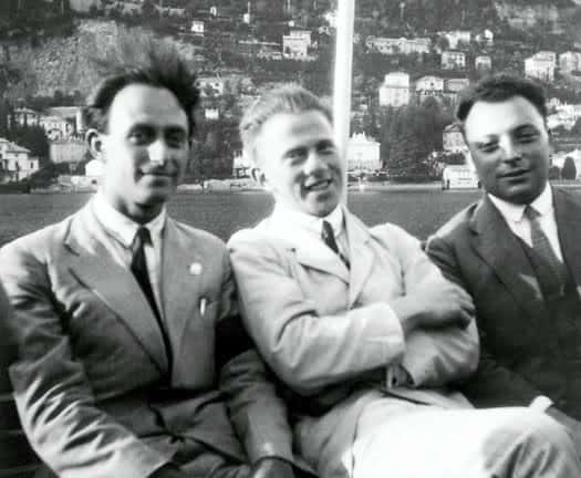 De gauche à droite, Fermi, Heisenberg et Pauli. Dès 1936, bien que pour de mauvaises raisons, Heisenberg avait compris que l'on devrait pouvoir observer les effets des neutrinos de Fermi et Pauli dans les rayons cosmiques. © F. D. Rasetti,<em> AIP Emilio Segrè Visual Archives</em>