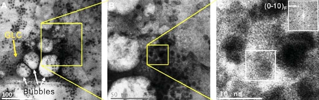 Des images prises en microscopie électronique à balayage par transmission. Elles montrent de la ferritine dans les cellules liquides de graphène (ou GLC). Les bulles ont été formées pour confirmer la présence de liquide. Les franges de réseau du fer de la ferritine sont résolues dans l’image de droite avec un espacement de 0,27 nanomètre. © Canhui Wang <em>et al.</em>, <em>Advanced Materials</em>