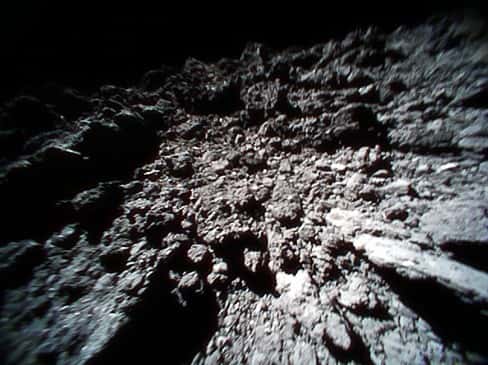 La surface de l'astéroïde Ryugu photographiée par le rover 1B de Minerva II-1. ©Jaxa