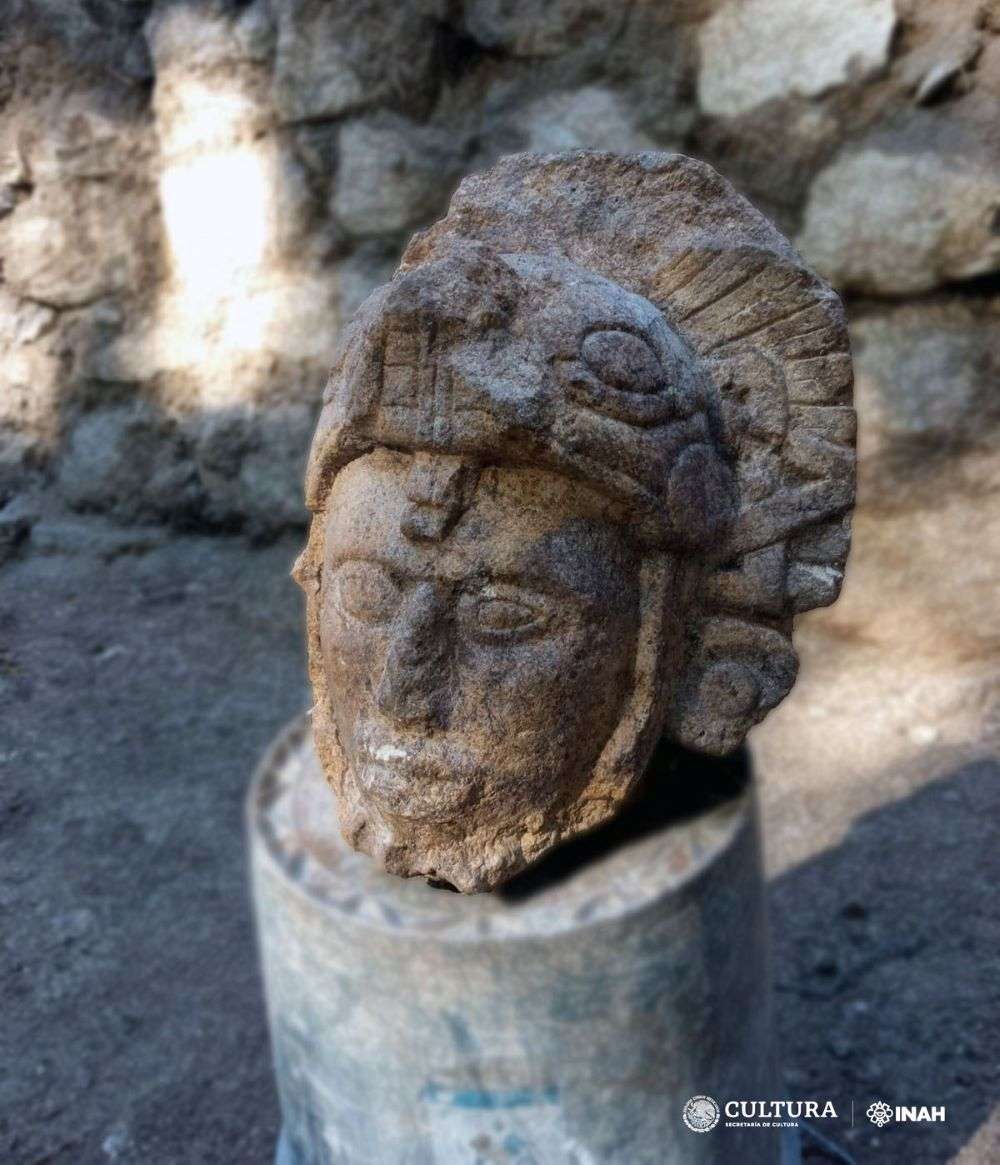 La figure anthropomorphique trouvée dans un temple de Chichén Itzá, coiffée d'un serpent à plumes. © Inah 