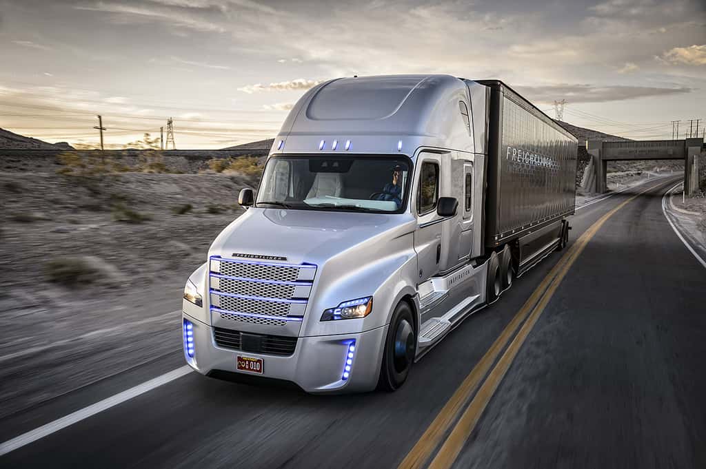 Le camion semi-autonome Freightliner est le premier du genre à circuler sur route ouverte aux États-Unis © Daimler 