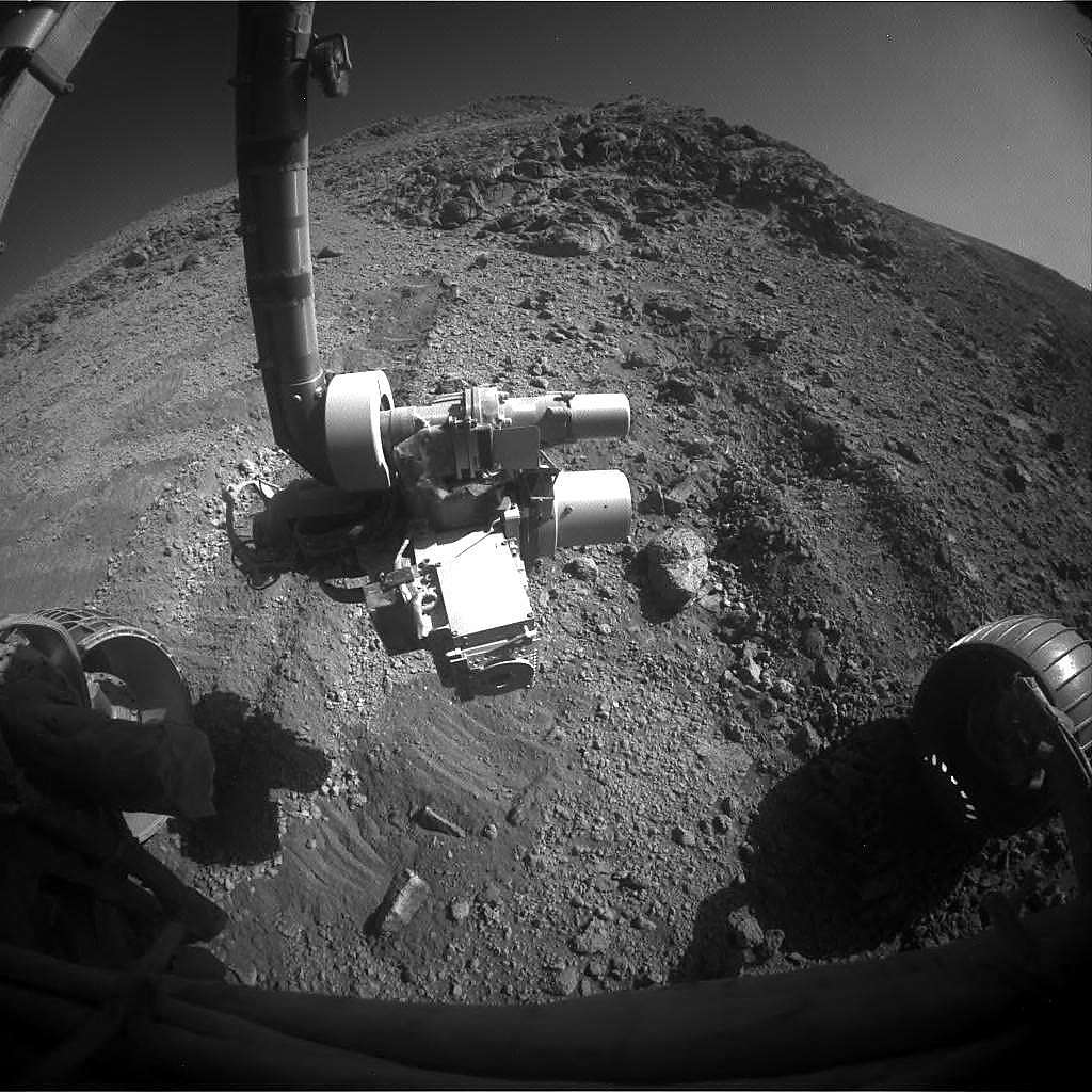 Tout proche de sa cible, Opportunity a malheureusement dû renoncer malgré ses tentatives de l’atteindre. On peut voir sur cette image, les traces de dérapages du rover sur ce terrain sablonneux en pente. © Nasa, JPL-Caltech