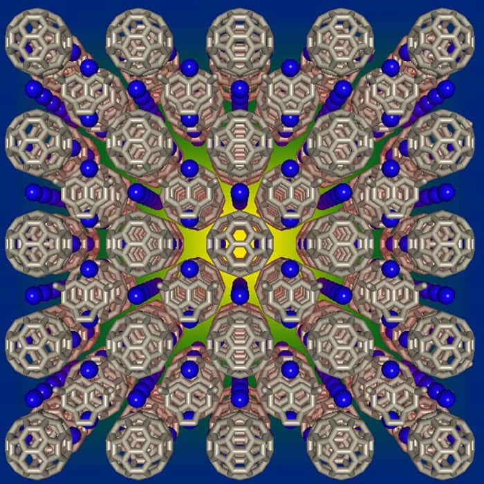 Une vue d'artiste d'un cristal à réseaux cubiques formé de molécules de C<sub>60</sub> en forme de ballon de football. Des atomes de césium sont représentés en bleu. © Prassides Kosmas