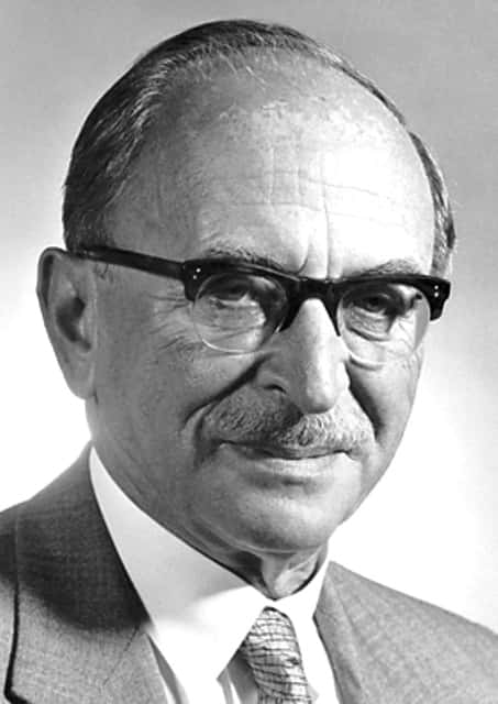 Dennis Gabor (1900-1979) était un physicien hongrois. Il est connu pour ses travaux ayant conduit à la découverte de l'holographie, pour laquelle il a reçu le prix Nobel de physique en 1971. © Fondation Nobel