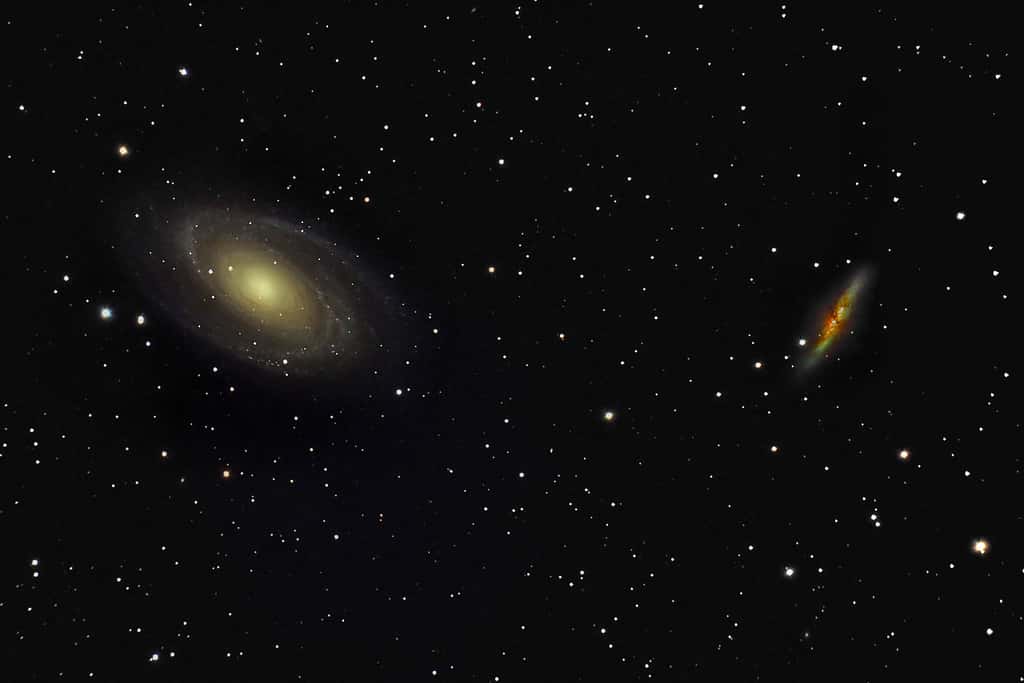 Sur cette photographie, on voit à gauche la galaxie spirale M81 et à droite celle dite du Cigare, M82. Dans le passé, la première semble être entrée en interaction gravitationnelle avec cette dernière. © Anttler, cc by sa 3.0 Wikipédia