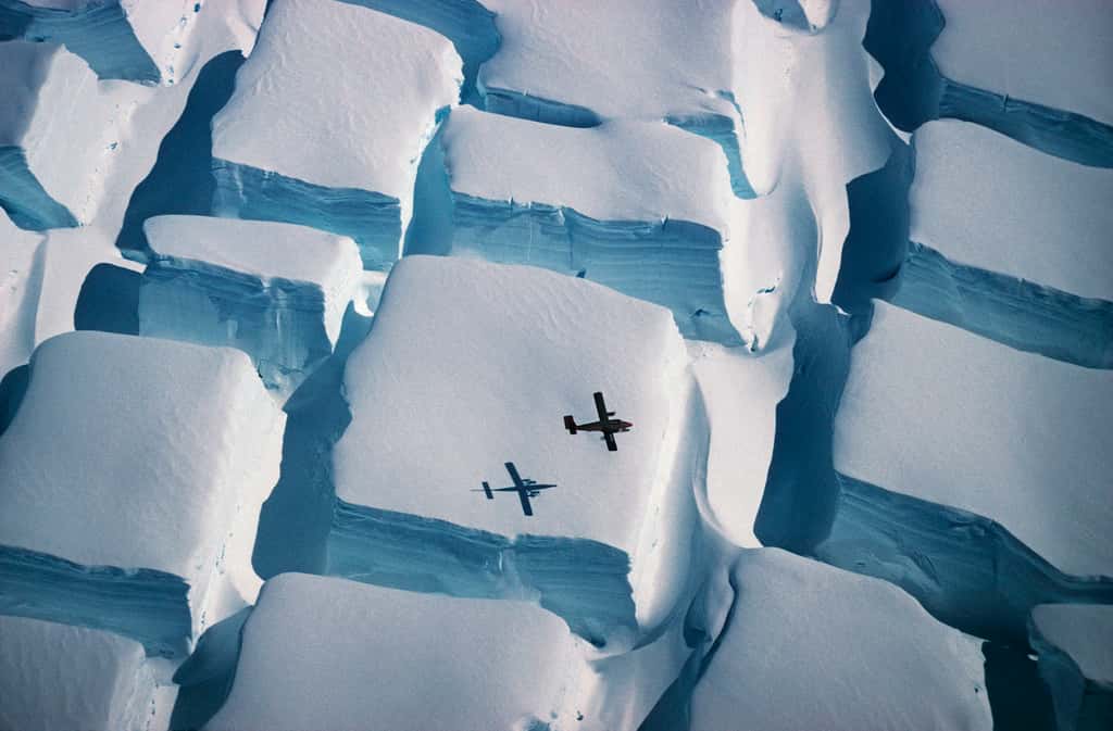 Photo intitulée <em>Icy Sugar Cubes</em> montrant l'ampleur des crevasses qui peuvent se former dans la glace, en Antarctique. © Peter Convey, <em>British Antarctic Survey</em>