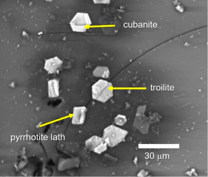 Certains des cristaux collectés, vus au microscope. © P.H. Schultz, <em>Brown University</em> 