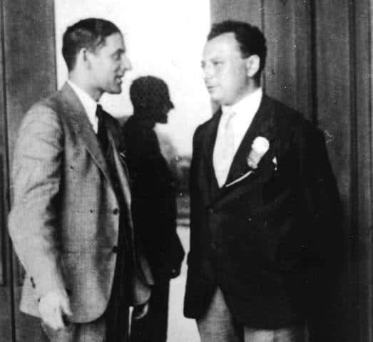 De gauche à droite, Samuel Goudsmit et Wolfgang Pauli lors d'une réunion au Caltech en 1931. © Caltech Archives