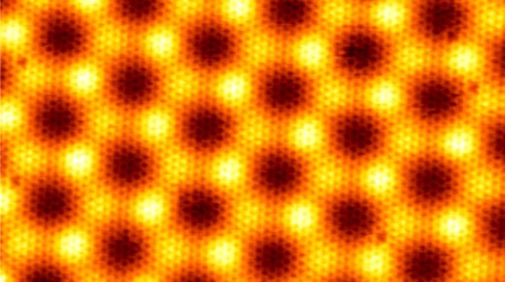 Cette image en fausses couleurs saisie avec un microscope à effet tunnel montre la structure en nid d'abeille du graphène. Il s'agit d'un feuillet cristallin composé d'atomes de carbone formant un réseau hexagonal. C'est cette structure en 2D qui dote le graphène de propriétés remarquables. © ESRF