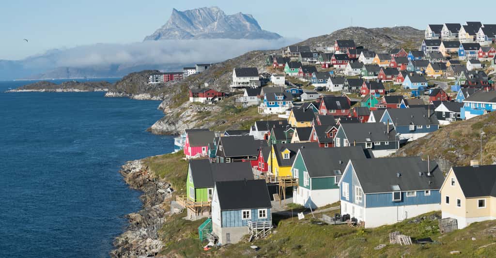 Située sur la côte ouest du Groenland, Nuuk en est la capitale. Elle abrite environ un tiers de la population de l’île. © Luis, Fotolia