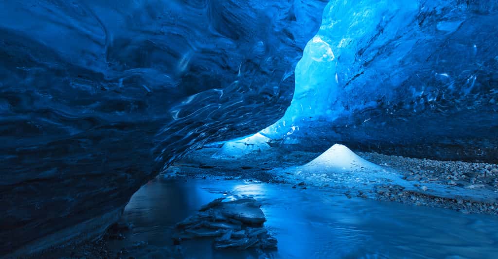 Dans les grottes chaudes découvertes en Antarctique par des chercheurs australiens, la lumière qui filtre par la glace et les températures de quelque 25 °C qui y règnent pourraient bien avoir permis à une vie jusqu’alors secrète de se développer. © aiisha, Fotolia