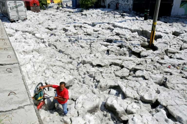Une rue envahie par la glace après de fortes chutes de grêle, le 30 juin 2019 à Guadalajara, au Mexique. © Ulises Ruiz - AFP