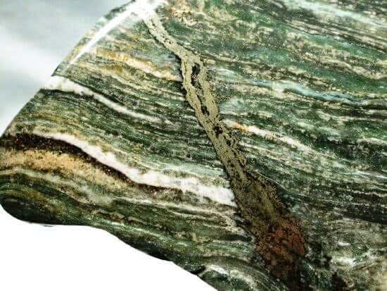 Un fragment de stromatolite trouvé dans la formation de Gunflint. La roche est polie. © <em>Nature</em>