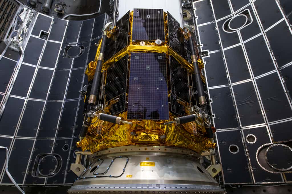 La sonde Hakuto-R M1 lors de sa mise sous coiffe. © SpaceX